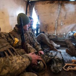 Esta foto tomada y difundida por el servicio de prensa de las Fuerzas Armadas de Ucrania muestra a militares ucranianos de la 93ª Brigada Mecanizada Independiente Kholodnyi Yar en un lugar desconocido de Ucrania. | Foto:AFP