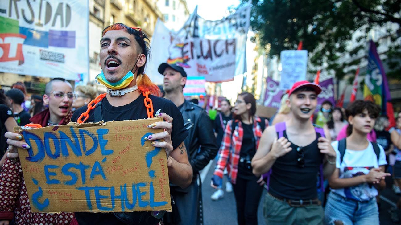 Grupos de jóvenes y disidencias reclamaron por Tehuel frente al Congreso.