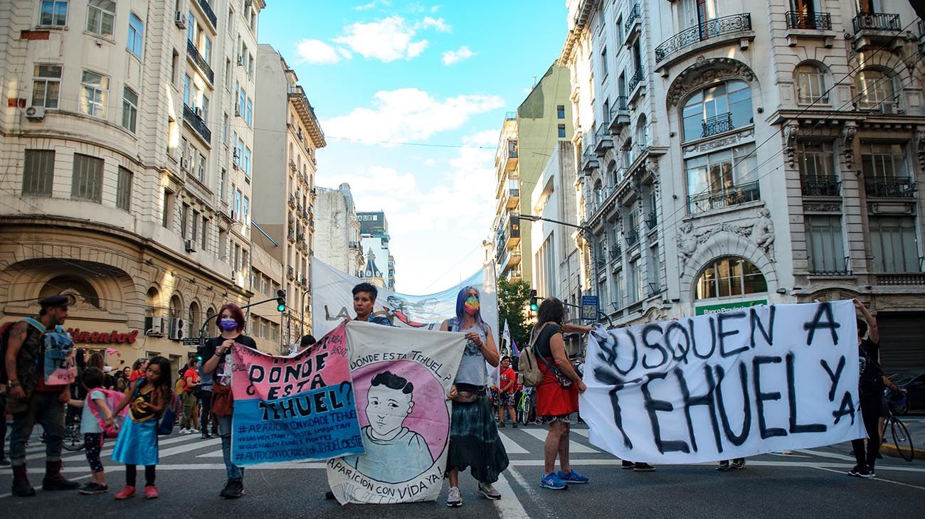 Grupos de jóvenes y disidencias reclamaron por Tehuel frente al Congreso.