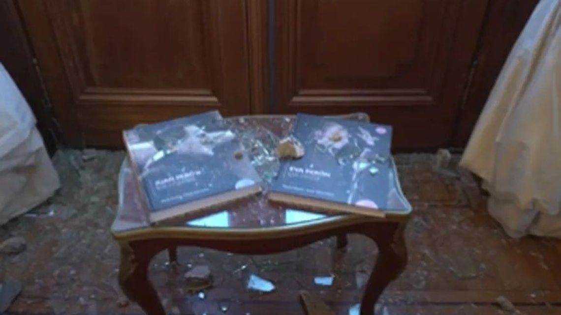 Cristina Fernández de Kirchner showed images of the destruction caused by the stones of the demonstrators, which were thrown from the street through the windows while Congress was voting. 