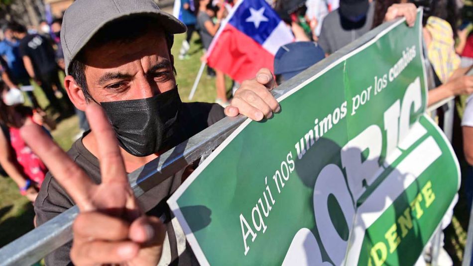 20220312_cartel_chile_gabriel_boric_afp_g