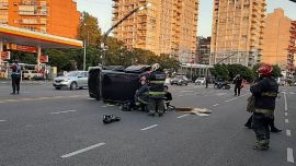 Una camioneta con 7 jóvenes volcó en plena Avenida del Libertador: dos heridos
