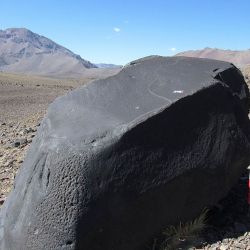 Se trata de dos construcciones pircadas que fueron encontradas en las inmediaciones de la laguna del Diamante y del volcán Maipo