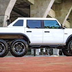 Esta versión modificada de la Ford Bronco mide 5,72 metros de largo.