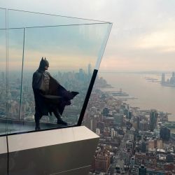 El cosplayer Dom Charland, disfrazado de Batman, posa para su fotógrafo en el Edge, la cubierta celeste al aire libre más alta del hemisferio occidental situada en Hudson Yards, en Nueva York. | Foto:TIMOTHY A. CLARY / AFP