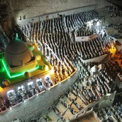 Una vista aérea muestra a los peregrinos musulmanes reunidos en la tumba del Profeta Hud -conocida en árabe como Qabr Nabi Hud- en la gobernación central de Hadramawt, en Yemen, durante la peregrinación de cuatro días que precede al mes sagrado de ayuno del Ramadán. | Foto:AFP