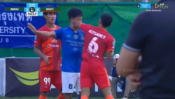 Locura en el fútbol tailandés. Un jugador agredió brutalmente a un rival con un codazo demoledor.
