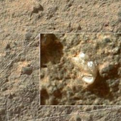 Las imágenes fueron obtenidas a través de la cámara Mars Hand Lens Imager (MAHLI) del rover Curiosity.