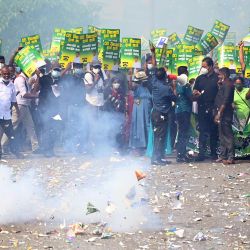 Activistas de la oposición sostienen pancartas mientras protestan contra el aumento del costo de la vida, a la entrada de la oficina del presidente en Colombo, Sri Lanka. | Foto:ISHARA S. KODIKARA / AFP