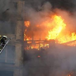 En esta foto tomada y difundida por el Servicio Estatal de Emergencias de Ucrania, los bomberos trabajan para extinguir un incendio en un bloque de viviendas afectado por los bombardeos en el distrito de Sviatoshynsky, en el oeste de Kiev, Ucrania. | Foto:Servicio Estatal de Emergencias de Ucrania / AFP