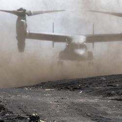 Un miembro de la Brigada de Despliegue Rápido Anfibio de la Fuerza de Autodefensa de Japón mantiene su posición mientras un avión de rotor basculante MV-22 Osprey del Cuerpo de Marines de Estados Unidos despega durante un ejercicio conjunto con personal del Cuerpo de Marines de Estados Unidos en el área de entrenamiento de Higashifuji en Gotemba. | Foto:CHARLY TRIBALLEAU / AFP