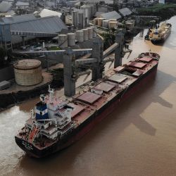 Vista de un barco cargando granos en San Lorenzo, 30 km al norte de Rosario, provincia de Santa Fe, Argentina. - El gobierno argentino anunció que suspendió las exportaciones de harina y aceite de soja en medio de rumores de que planea aumentar los impuestos debido al aumento de los costos de las materias primas que se atribuyen a la invasión de Rusia a Ucrania. | Foto:AFP