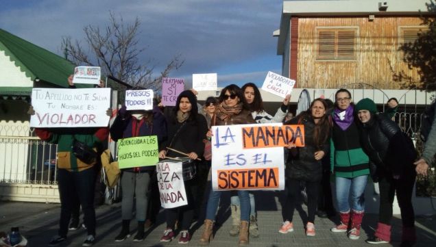 Chubut. Colectivos feministas se manifestaron en la puerta de la oficina judicial.