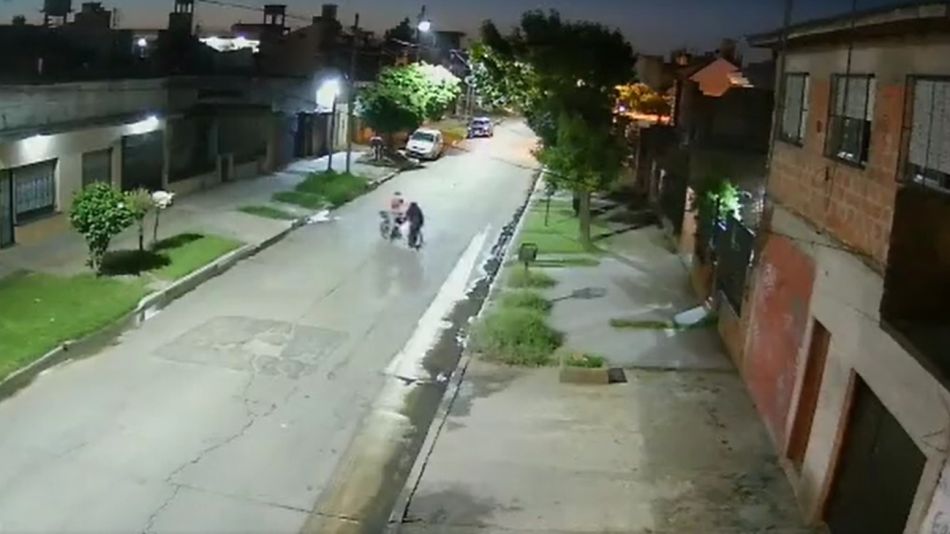 Vecinos detuvieron a golpes a un motochorro que robó y atropelló a una mujer