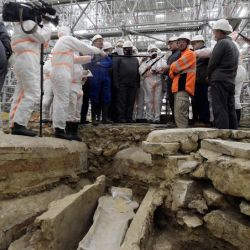 Los operarios celebraron el histórico hallazgo arqueológico que protagonizaron.