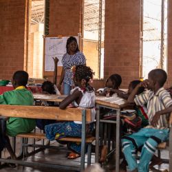 Alumnos asisten a una clase en la escuela Village-Opera, diseñada por el arquitecto Diebedo Francis Kere, en Laongo, Burkina Faso. | Foto:OLYMPIA DE MAISMONT / AFP