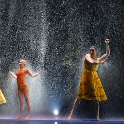 Artistas actúan durante el ensayo general del espectáculo Luzia del Cirque du Soleil, escrito y dirigido por Daniele Finzi Pasca, en L'Hospitalet de Llobregat, cerca de Barcelona. | Foto:LLUIS GENE / AFP