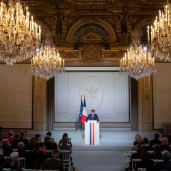 El presidente francés Emmanuel Macron pronuncia un discurso tras una ceremonia de entrega de medallas a la infancia y a las familias, en el Palacio del Elíseo, en París. | Foto:LANGSDON / POOL / AFP