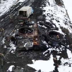 Esta foto muestra a militares ucranianos recogiendo munición capturada cerca de un tanque dañado. | Foto:Estado Mayor de las Fuerzas Armadas de Ucrania / AFP