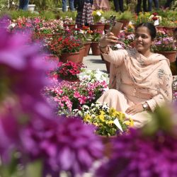 Estudiantes se hacen fotos selfie con flores durante el Festival de Primavera de Flores, Plantas y Rangoli organizado en la Universidad Guru Nanak Dev, en Amritsar, India. | Foto:NARINDER NANU / AFP