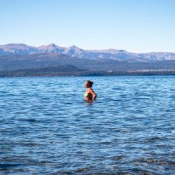 La gente salió a disfrutar de los lagos helados de la patagonia para refrescarse ya que las temperaturas rondaron los 27 grados, en Bariloche. | Foto:Télam/Neme Eugenia