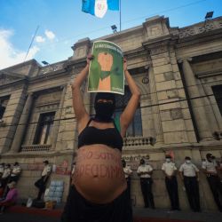 Personas protestan por el aborto y los derechos de la comunidad LGBTQ a las afueras del Congreso de Guatemala, en Ciudad de Guatemala. | Foto:ORLANDO ESTRADA / AFP