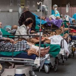 Trabajadores sanitarios con equipos de protección personal (EPP) atienden a los pacientes en una zona de espera junto al departamento de accidentes y emergencias del hospital Princesa Margarita en Hong Kong, mientras la ciudad se enfrenta al peor brote de coronavirus Covid-19 de su historia y desde entonces ha visto desbordados los hospitales y las morgues, la escasez de médicos y ambulancias y una frenética expansión del espartano sistema de campos de cuarentena de la ciudad. | Foto:DALE DE LA REY / AFP