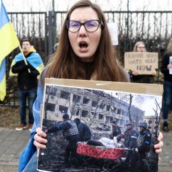Un manifestante antibélico sostiene una pancarta durante una manifestación contra la invasión rusa de Ucrania frente a la sede de la OTAN en Bruselas, mientras los ministros de Defensa de la OTAN celebran una reunión sobre la guerra en Ucrania.  | Foto:KENZO TRIBOUILLARD / AFP