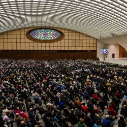 Una vista general muestra a la gente que asiste a la audiencia general semanal del Papa en la sala Pablo-VI del Vaticano. | Foto:Tiziana Fabi / AFP