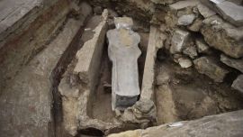 El sarcófago fue encontrado bajo la incendiada basílica de Notre Dame.