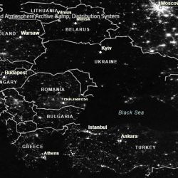 Solo hay destellos de luz en algunas de las zonas más aisladas de Ucrania.