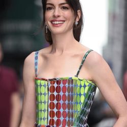 Anne Hathaway deslumbra con un look multicolor 