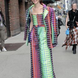 Anne Hathaway deslumbra con un look multicolor 