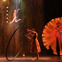 Artistas actúan durante el ensayo general del espectáculo Luzia del Cirque du Soleil, escrito y dirigido por Daniele Finzi Pasca, en L'Hospitalet de Llobregat, cerca de Barcelona. | Foto:LLUIS GENE / AFP