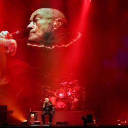 El cantante británico Phil Collins actúa en el escenario durante la gira "The last domino" de la banda de rock británica Genesis con los músicos y socios ingleses Tony Banks y Mike Rutherford, en el Paris La Defense Arena, en Nanterre, noreste de Francia. | Foto:THOMAS COEX / AFP