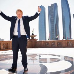 El primer ministro británico, Boris Johnson, llega para una entrevista con los medios de comunicación en el hotel Emirates Palace en Abu Dhabi durante su visita a los Emiratos Árabes Unidos. | Foto:Stefan Rousseau / POOL / AFP