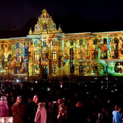 Espectadores observan el edificio iluminado del Teatro Nacional de Croacia durante la inauguración del Festival de las Luces en Zagreb. | Foto:DENIS LOVROVIC / AFP