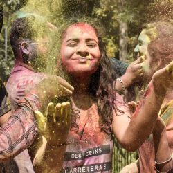 Estudiantes untados con Gulal (polvo de color) celebran Holi, el festival primaveral de los colores, en la Universidad Guru Nanak Dev en Amritsar, India. | Foto:NARINDER NANU / AFP