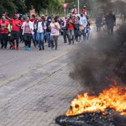 Miembros del Sindicato Nacional de Trabajadores de la Educación, la Salud y Afines de Sudáfrica marchan mientras cantan y bailan en Johannesburgo, durante una acción de piquete organizada por los empleados del personal de apoyo de la Universidad de Sudáfrica por un aumento salarial que no se ha cumplido. | Foto:Michele Spatari / AFP