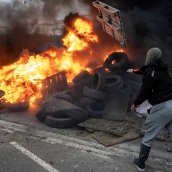 Pescadores queman neumáticos durante el bloqueo de un depósito de petróleo para protestar contra el aumento del precio del combustible, en La Rochelle, Francia. | Foto:XAVIER LEOTY / AFP