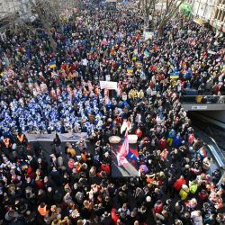 Revoltosos marchan con pancartas por la paz y pancartas con los colores ucranianos en el centro de Colonia, al oeste de Alemania, donde se ha organizado una manifestación de "Libertad para Ucrania" en lugar de la tradicional procesión del Lunes de Rosas de carnaval. | Foto:INA FASSBENDER / AFP