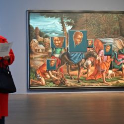 Una asistente de la galería posa con una obra de arte titulada 'From Whence I came' del artista estadounidense Titus Kaphar, durante un photocall previo a la nueva exposición del artista, en la galería Gagosian Grosvenor Hill, en Londres. | Foto:JUSTIN TALLIS / AFP