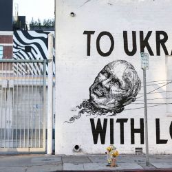 Una persona pasa por delante del mural "A Ucrania con amor", obra de los artistas Corie Mattie y Juliano Trindade, que representa al presidente ruso Vladimir Putin, en Los Ángeles, California. | Foto:Mario Tama/Getty Images/AFP