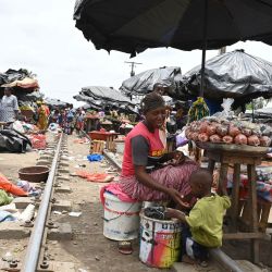 Vendedores venden productos en el mercado de la vía férrea en Abobo, un suburbio de Abiyán, Costa de Marfil. | Foto:Issouf Sanogo / AFP