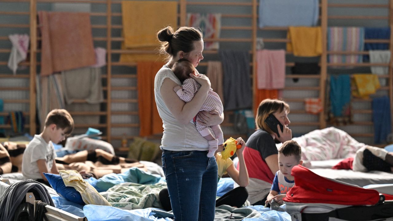 Una mujer sostiene a su bebé de dos meses en un refugio temporal en el gimnasio de un instituto en Przemysl, cerca de la frontera ucraniana-polaca,. - Más de tres millones de personas han huido ya de Ucrania desde que Rusia la invadió el 24 de febrero, según informó Naciones Unidas. | Foto:LOUISA GOULIAMAKI / AFP
