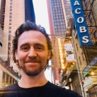 Tom Hiddleston se casa: el galán de Marvel a un paso del altar