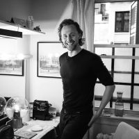 Tom Hiddleston se casa: el galán de Marvel a un paso del altar