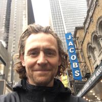 Tom Hiddleston se casa: el galán de Marvel a un paso del altar
