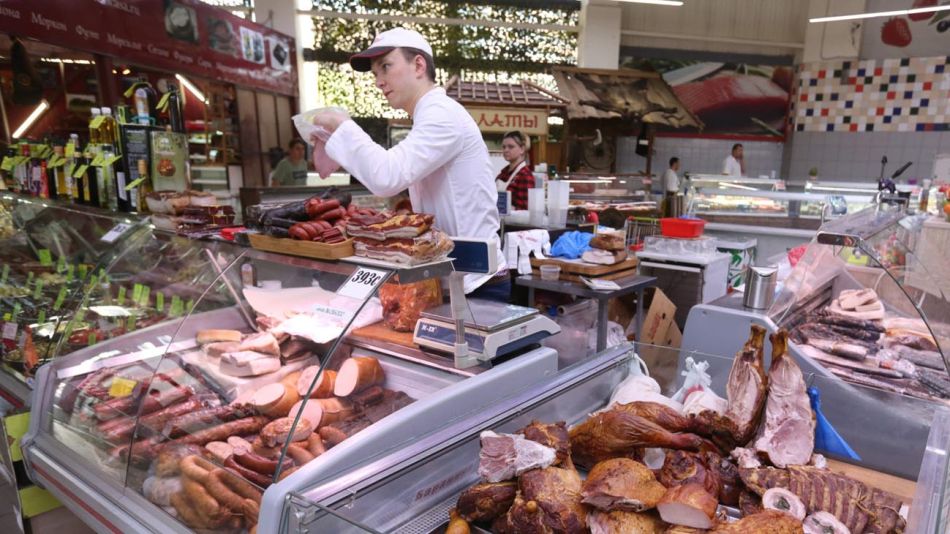 Gente comprando alimentos en Moscú 20220317