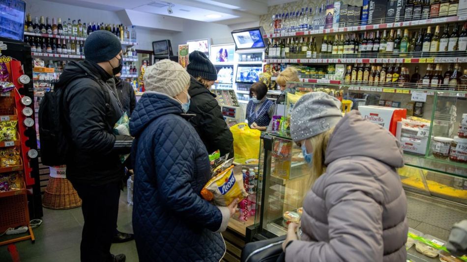 Gente comprando alimentos en Moscú 20220317